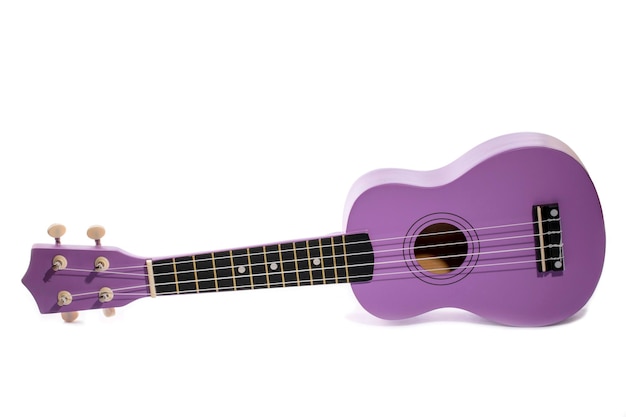 Foto guitarra ukulele de quatro cordas no fundo branco