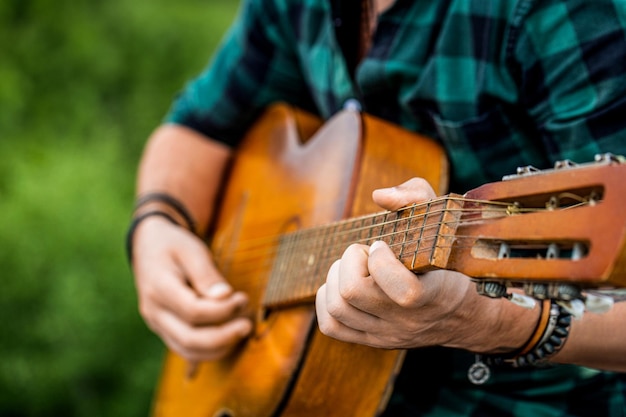 Guitarras acústicas Músico masculino tocando guitarra instrumento musical Guitarras acústicas tocando