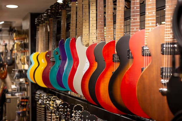 Guitarras eléctricas Solored en escaparate en la tienda de música