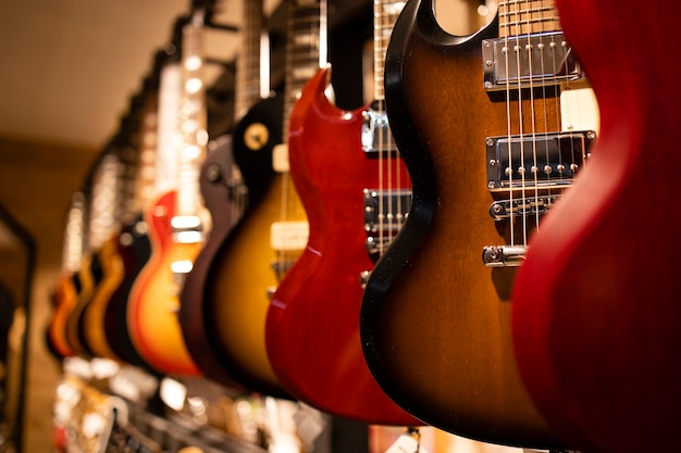 Guitarras eléctricas a la venta en tienda de música.