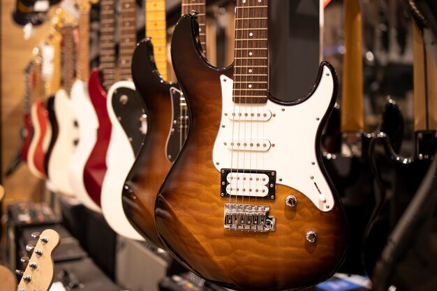 Guitarras elétricas à venda na loja de música.