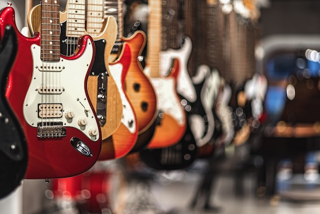 Guitarras, escaparate con guitarras colgadas en una fila.