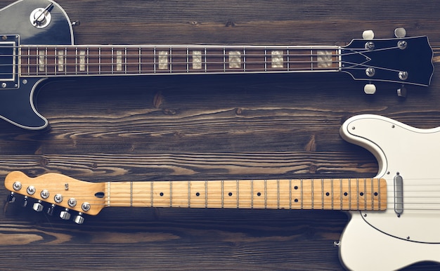 Guitarras en una mesa de madera oscura.