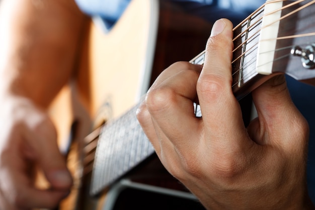 Guitarrista acústico tocando música