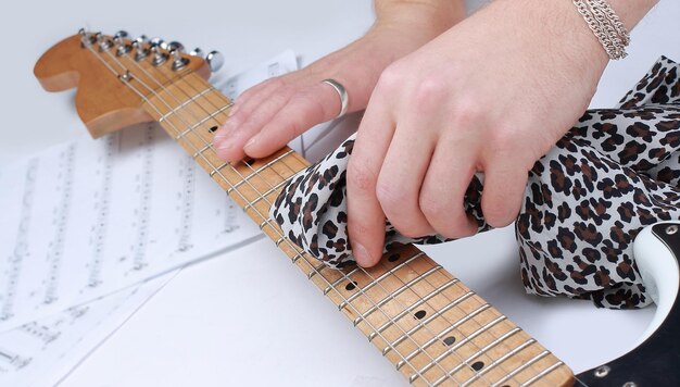 Guitarrista closeuprock limpando o pescoço da guitarra