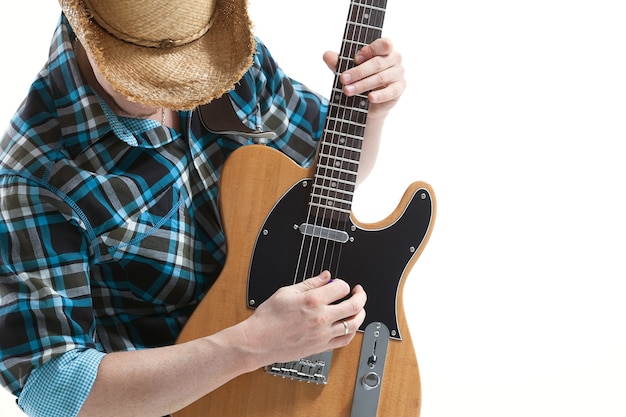 Guitarrista de blues ou country isolado no branco