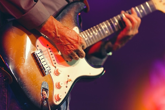 Guitarrista eléctrico ya no es joven durante un show