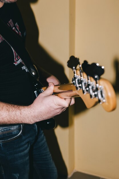 Guitarrista con bajo en enfoque selectivo