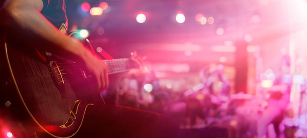 Foto guitarrista en el escenario para el concepto de fondo, suave y borroso