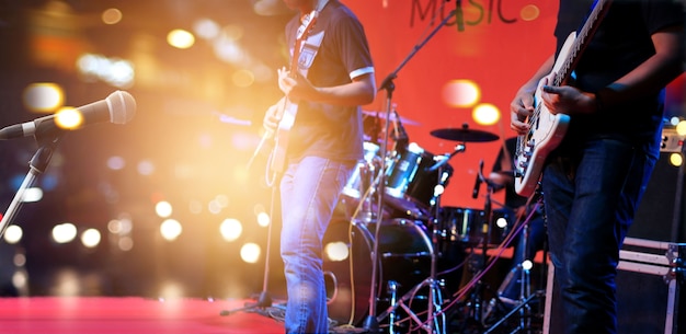 Guitarrista en el escenario para el fondo