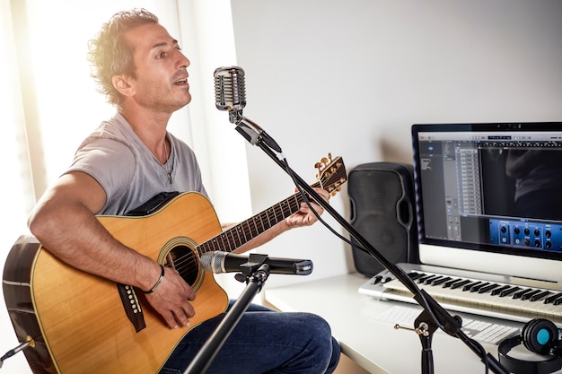 Guitarrista gravando em estúdio caseiro