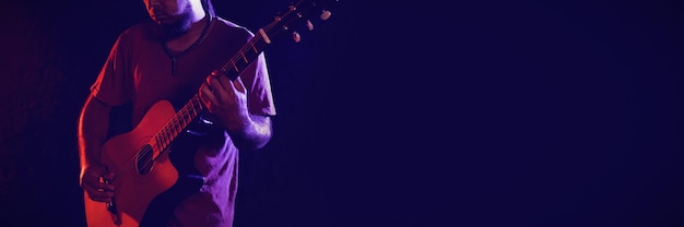 Guitarrista masculino actuando en discoteca