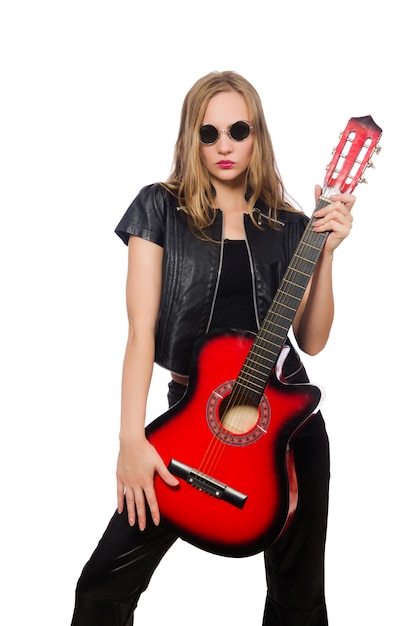 Foto guitarrista de la mujer joven aislado en blanco