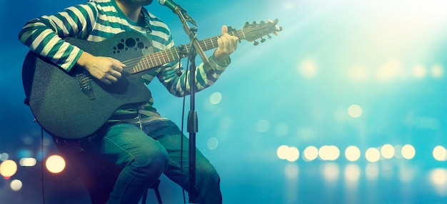 Guitarrista no palco para o fundo