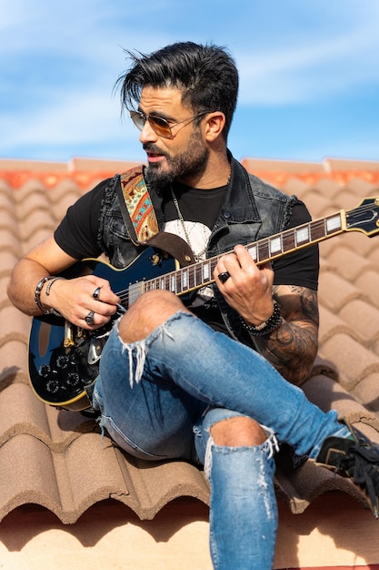 El guitarrista de rock disfruta de su nueva guitarra