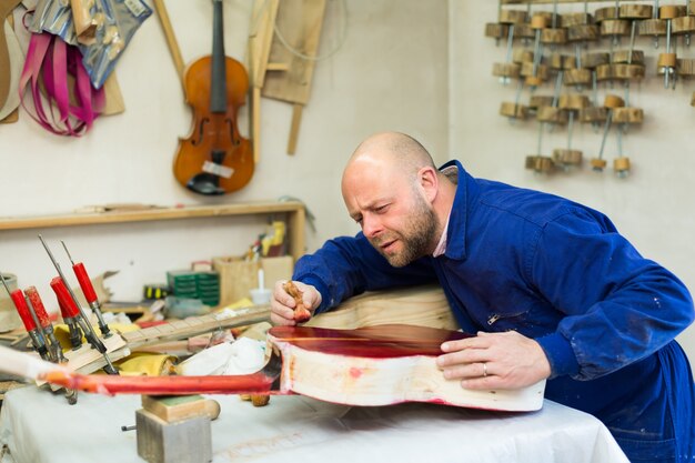 Guitarrista en el taller