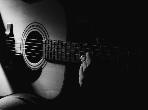 El guitarrista toca la guitarra acústica en el escenario.