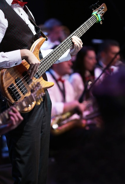 Guitarrista tocando la guitarra en concierto