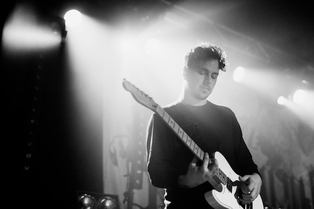 Guitarrista tocando la guitarra eléctrica en un concierto de rock