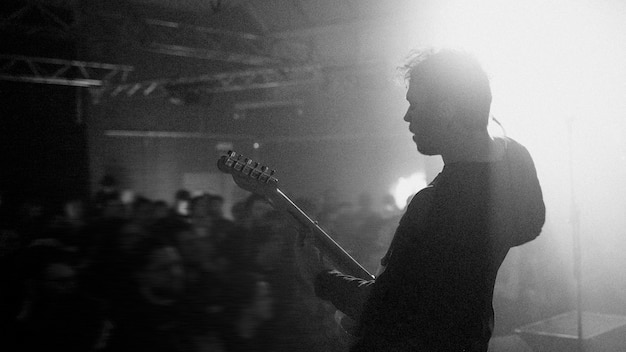 Guitarrista tocando la guitarra eléctrica en un concierto de rock