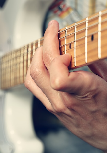 Foto guitarrista tocando una guitarra eléctrica