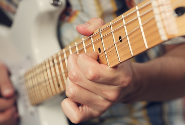 Guitarrista tocando una guitarra eléctrica