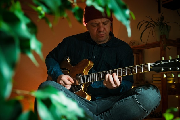 Guitarrista tocando en guitarra eléctrica