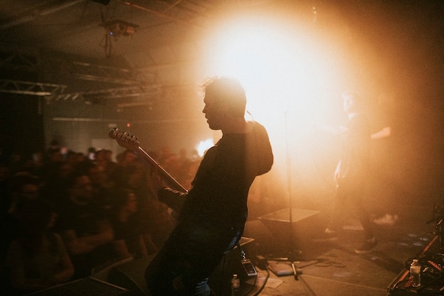 Guitarrista tocando guitarra elétrica em um show