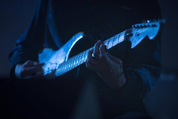 Guitarrista tocando música en vivo