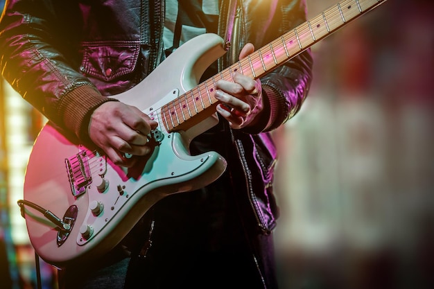 Guitarrista tocando una parte solista en un concierto de rock