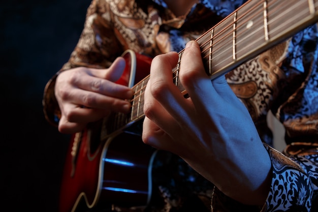 Guitarrista tocando um violão