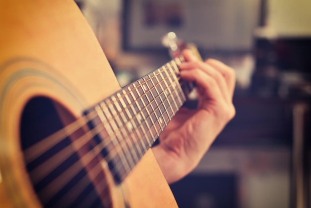 Guitarrista tocando violão