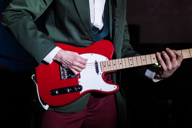 Guitarrista en vivo en el escenario