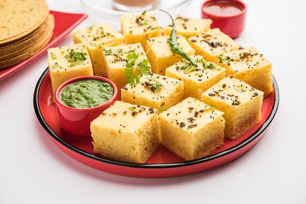 Gujarati Khaman Dhokla aus Chana Dal, serviert mit grünem Chutney, selektiver Fokus