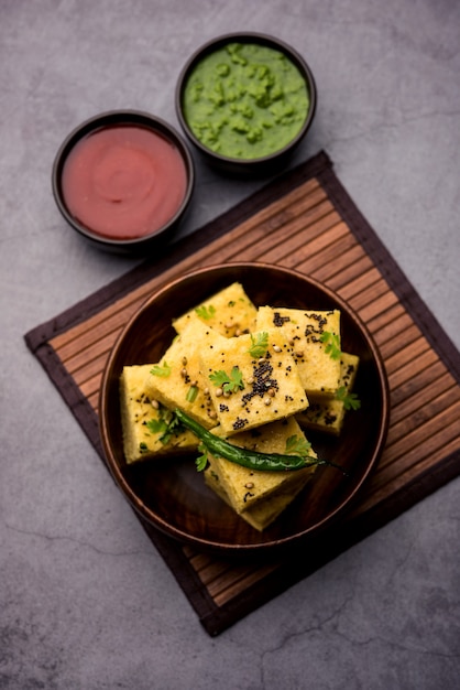 Gujarati Khaman Dhokla aus Chana Dal, serviert mit grünem Chutney, selektiver Fokus