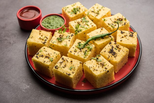 Gujarati Khaman Dhokla feito com Chana Dal, servido com chutney verde, foco seletivo