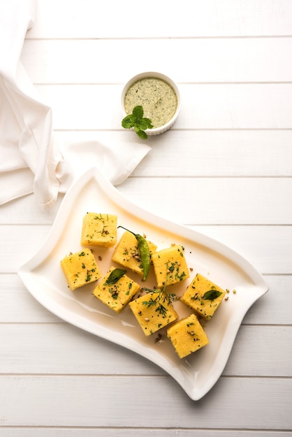 Gujarati Khaman Dhokla feito com Chana Dal, servido com chutney verde, foco seletivo