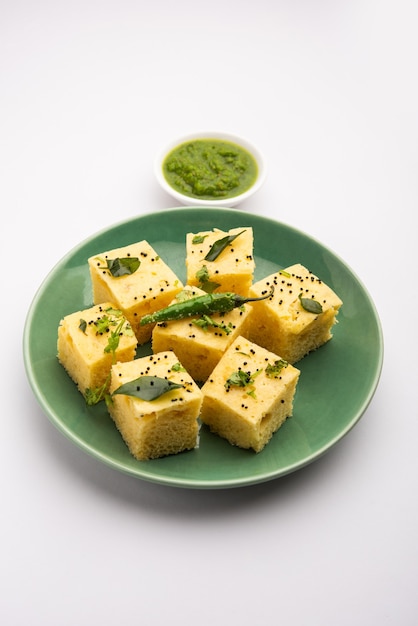 Gujarati Khaman Dhokla feito com Chana Dal, servido com chutney verde, foco seletivo