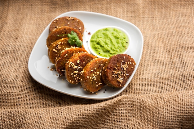 Gujarati-Snacks Muthiya oder Muthia ist ein dampfgegartes gesundes Essen, das aus Flaschenkürbis oder Doodhi oder Lauki hergestellt wird