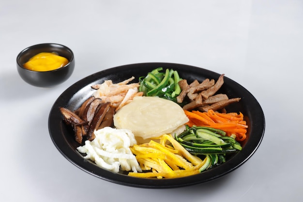Gujeolpan oder Platte mit neun Köstlichkeiten, die an traditionellen koreanischen Feiertagen wie dem Mondneujahr serviert werden