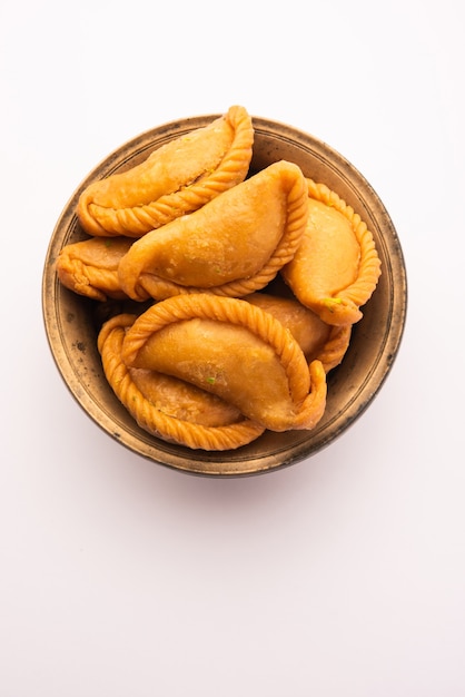 Gujiya o gujia o karanji. albóndigas dulces hechas durante el festival de holi y diwali, servidas en un plato