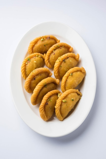 Gujiya - süße Teigtaschen, die während des Holi- und Diwali-Festes hergestellt werden, selektiver Fokus