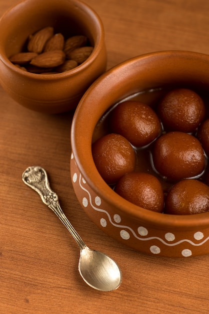 Gulab Jamun en cazuela de barro. Postre Indio o Plato Dulce