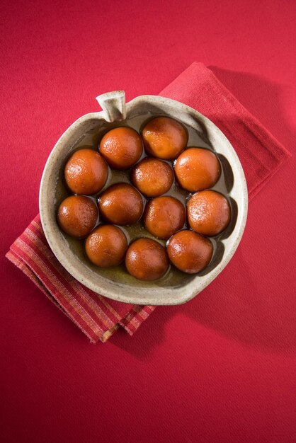 Gulab Jamun comida indiana doce em uma tigela redonda de cerâmica