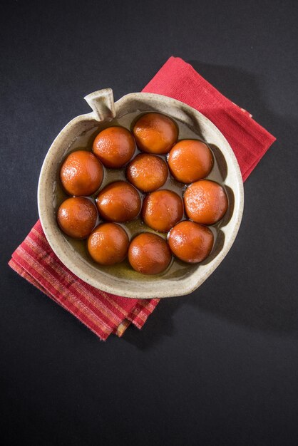 Gulab Jamun comida indiana doce em uma tigela redonda de cerâmica