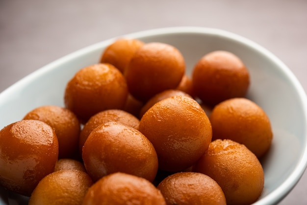 Gulab jamun é um bolinho doce à base de leite sólido, popular na Índia, no Paquistão, em festivais como Diwali, eid ou até mesmo em festas de casamento