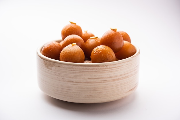 Gulab jamun é um bolinho doce à base de leite sólido, popular na Índia, no Paquistão, em festivais como Diwali, eid ou até mesmo em festas de casamento