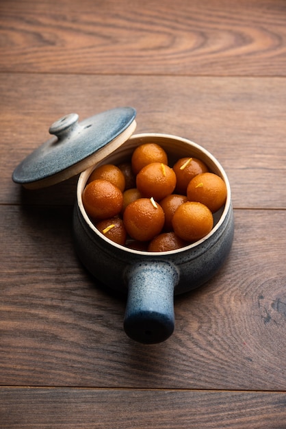 Gulab jamun é um bolinho doce à base de leite sólido, popular na Índia, no Paquistão, em festivais como Diwali, eid ou até mesmo em festas de casamento