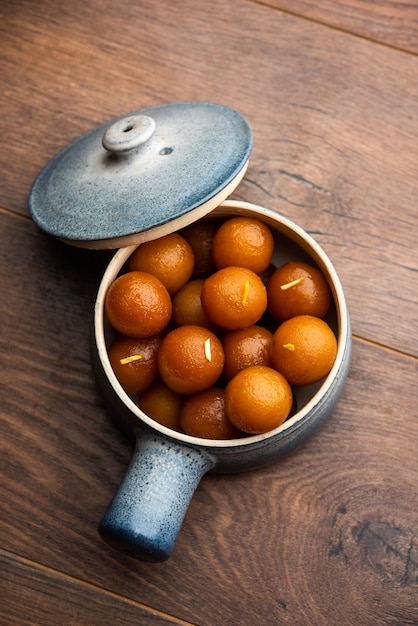 Gulab jamun é um bolinho doce à base de leite sólido, popular na Índia, no Paquistão, em festivais como Diwali, eid ou até mesmo em festas de casamento