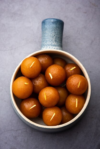 Gulab jamun é um bolinho doce à base de leite sólido, popular na Índia, no Paquistão, em festivais como Diwali, eid ou até mesmo em festas de casamento